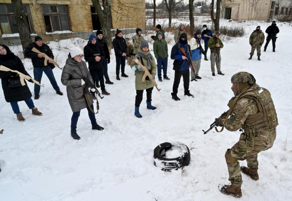 FOTO // O bunicuță din Kiev se antrenează alături de armată pentru a-și apăra țara de o eventuală invazie a Rusiei
